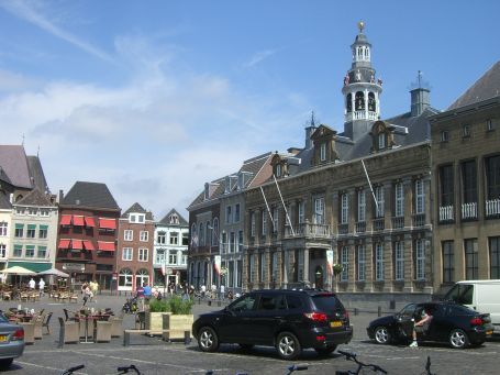 Roermond : Marktplatz, rechts im Bild das Rathaus